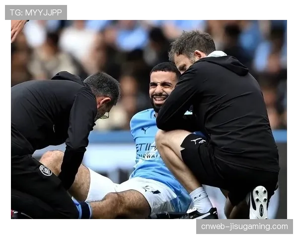 伤病突发：曼城后卫阿克无对抗情况下倒地，疑似大腿拉伤