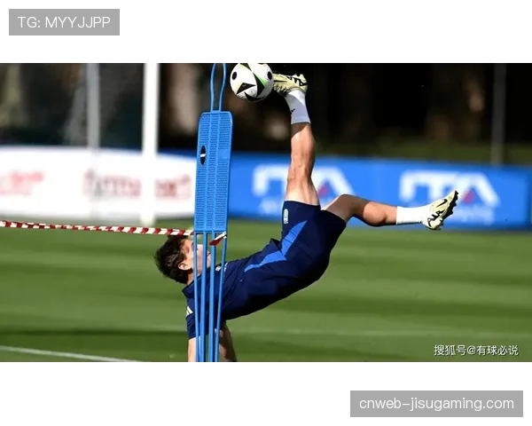 特写：伤愈复出的国米中场巴雷拉在训练中加练射门